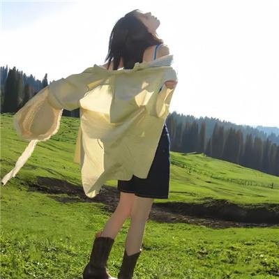 给小酒馆女子喝高杯酒